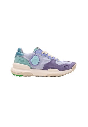 Sneaker basse in tonalità di viola e verde acqua con suola crema, lacci crema e patch circolare testurizzato sul lato.