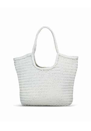 Grande borsa tote bianca intrecciata con manici intrecciati e forma rettangolare leggermente curva su sfondo bianco uniforme.