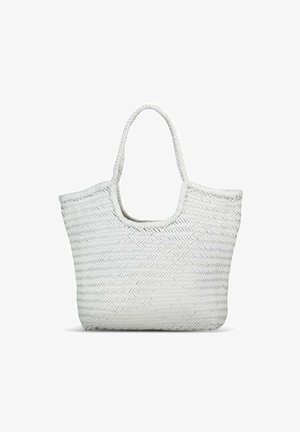 Grote witte geweven shopper met gevlochten handvatten en een licht gebogen rechthoekige vorm tegen een effen witte achtergrond.