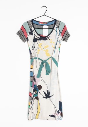 Robe courte à manches courtes et longueur genoux avec motifs floraux et abstraits mélangés, ceinture turquoise à la taille, manches à rayures multicolores, présentée sur un cintre noir.