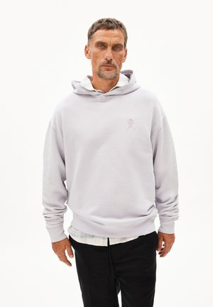 Hoodie oversize lavande clair avec une finition texturée, doté d'une capuche à cordon et d'un logo discret sur la poitrine.