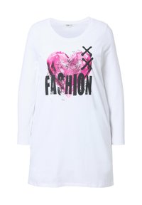 Witte lange mouwen shirt met een roze hartafbeelding en vetgedrukt zwart tekst met "FASHION," met een relaxte pasvorm en zachte textuur.