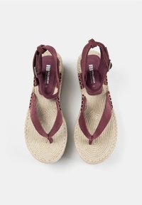 Burgundy mockaskor med en vävd jutesula, med en torsi-design och en justerbar ankelsnodd för en säker passform.