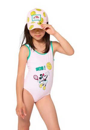 Maillot de bain rose avec un motif de Mickey Mouse tenant des raquettes de tennis et le texte "WOW !" Accents turquoise sur les bretelles, tissu lisse.