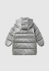 Chaqueta puffer plateada con capucha, presentación de costuras acolchadas, un acabado brillante y puños elásticos. La parte trasera es ligeramente más larga que la delantera.