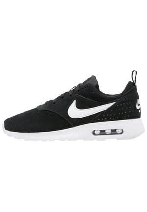 Schwarzer Nike Air Max Sneaker mit weißer Sohle und weißem Swoosh-Logo, sichtbare Luftdämpfung an der Ferse und Zuglasche hinten.