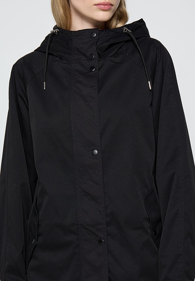 Schwarze Kapuzenjacke mit vorderem Druckknopfverschluss, Kordelzugkapuze und Seitentaschen. Der Stoff hat eine glatte Textur und ein mattes Finish.