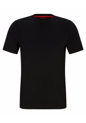 Czarna sportowa koszulka z krótkim rękawem, wykonana z gładkiego materiału. Połączona z czarnymi szortami i białymi sneakersami. Prosty, czysty design.