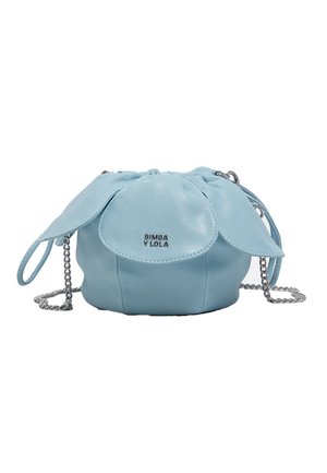 Pequeño bolso de cuero azul claro con cordón, bolsillos con solapa, correa de cadena plateada y logotipo de "Bimba y Lola" en el centro frontal.