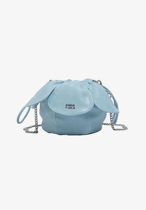 Malá svetlo modrá kožená taška so sťahovacou šnúrkou, prednými vreckami s klopou, strieborným retiazkovým remienkom a logom "Bimba y Lola" v strede prednej časti.
