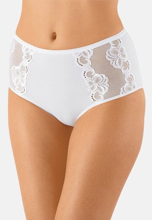 Weiße High-Waist-Damenunterwäsche mit floralen Spitzeneinsätzen an den Hüften, getragen an einem stehenden weiblichen Oberkörper vor schlichtem Hintergrund.