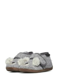Zapatillas de felpa grises con una textura suave, con pompones esponjosos en la parte delantera, detalles bordados y una suela de goma marrón.