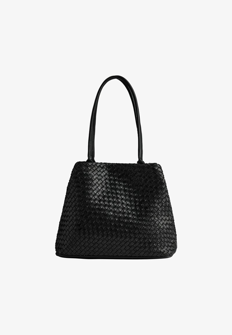 Juodos pintos rankinės su tekstūruotu dizainu, turinčios dvi ilgas rankenas ir struktūrizuotą, erdvų pavidalą.