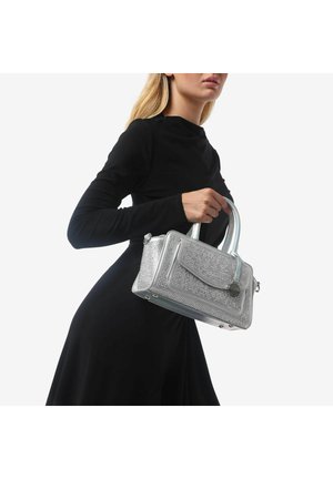 Borsa a tracolla argentata con design strutturato, texture a rete, patta frontale e doppio manico, tenuta contro uno sfondo neutro.