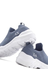 Blå slip-on stickade sneakers med vita chunky sulor, texturerat grepp och "L4"-logotyp på sidan, visade mot en vit bakgrund.