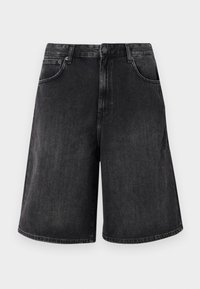 Sorte denimshorts med en bred, lige pasform, der har knaplukning foran og fem lommer. Blød tekstur med en falmet finish.
