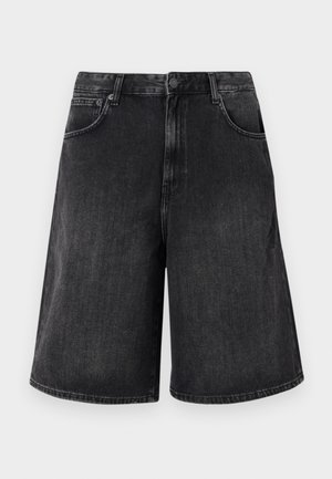 Fekete farmer rövidnadrág széles, egyenes szabással, elöl gombos záródással és öt zsebbel. Puha tapintású, elhalványult hatással.