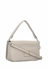 Bolso de mano de piel beige con un acabado texturizado, asa corta en la parte superior y correa larga ajustable. Presenta herrajes plateados y un bolsillo frontal.