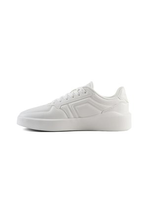 Zapatillas deportivas blancas con una parte superior sintética suave, diseño de cordones, suela acolchada y acentos geométricos a los lados.