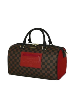 Borsa duffle marrone e nera a quadri con manici neri, pannelli laterali rossi e tasca frontale con cerniera rossa con testo giapponese.