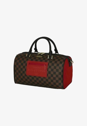 Borsa duffle marrone e nera a quadri con manici neri, pannelli laterali rossi e tasca frontale con cerniera rossa con testo giapponese.