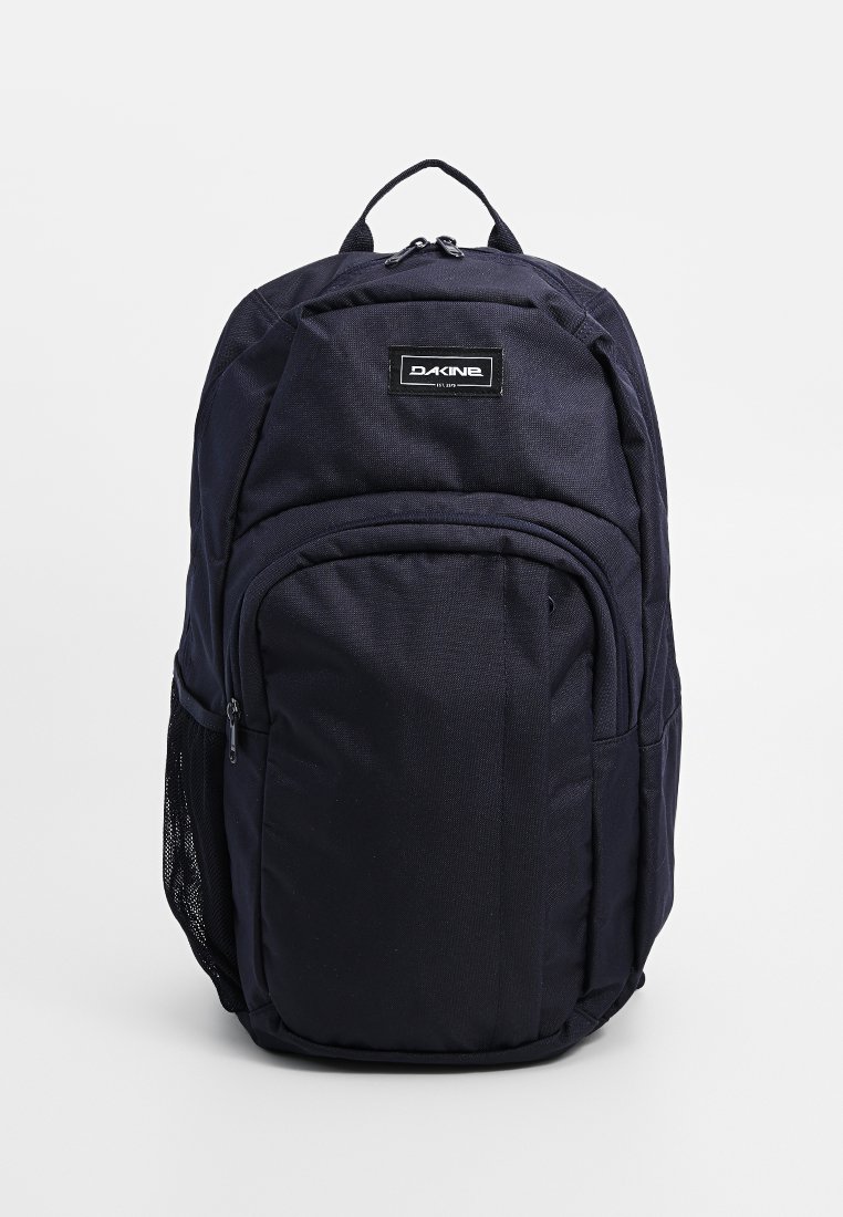 Sac à dos en tissu bleu foncé avec une finition texturée, comportant une poche zippée à l'avant, une poche en mesh sur le côté et une poignée supérieure pour le transport.