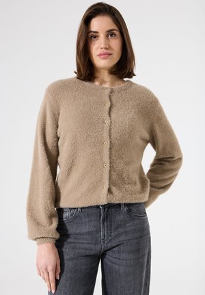 Beige, knöpfbare Strickjacke aus flauschigem, strukturiertem Material. Verfügt über lange Ärmel und goldfarbene Knöpfe vorne.