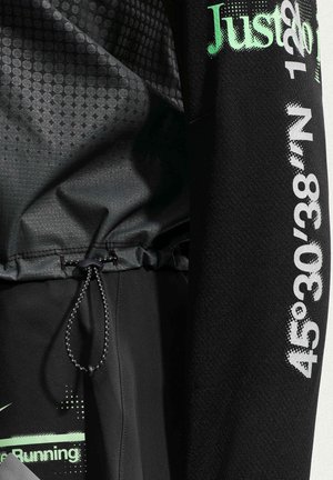 Nike Performance, W NK SWIFT JERSEY TOP LS NV - Μπλούζα με μακριά μανίκια - black iron grey illusion green reflective silv