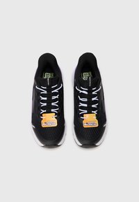 Zwarte Skechers slip-on sport schoenen met witte zolen en veters, naast elkaar weergegeven op een witte achtergrond.
