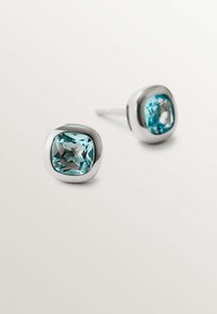 Pendientes de plata con piedras preciosas en corte cojín de color azul claro, que presentan una superficie lisa y pulida con bordes redondeados.