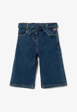 Hochtaillierte Jeansshorts mit einem gebundenen Gürtel, dunkelblauer Farbe und kupferfarbenen Nähten. Enthält Fronttaschen und ein Herzakzent.