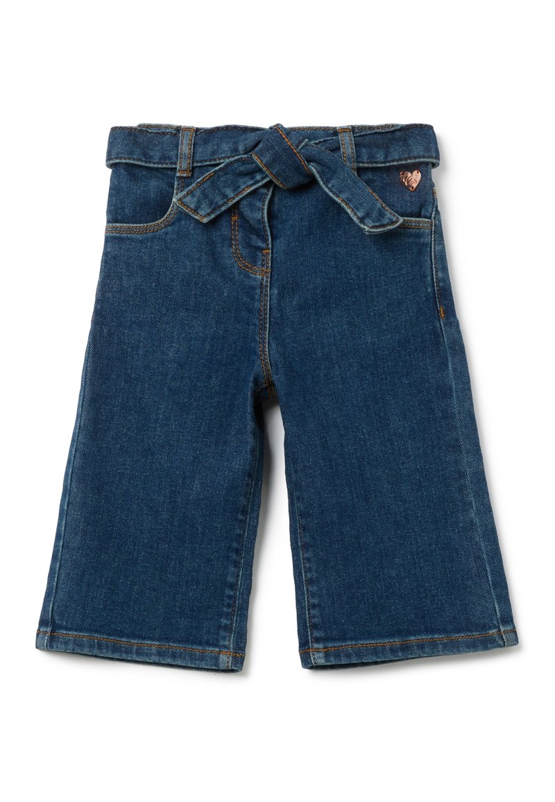 Spijkershorts met een hoge taille, voorzien van een strikceintuur, donkerblauwe kleur en koperen stiksels. Inclusief voorzakken en een hartaccent.