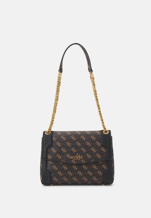Sac à bandoulière Guess noir et marron avec une sangle chaîne dorée et motif logo, rabat avant et marquage doré « Guess EST 1981 ».