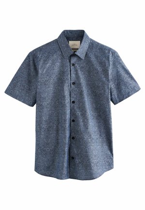 Camisa de manga corta de tela azul con un patrón floral, con un frente abotonado y un cuello puntiagudo. Botones negros a lo largo de la tapeta.