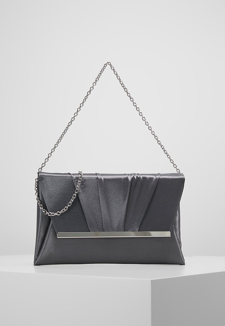 Pochette en satin gris avec un détail plissé, une chaîne en métal argenté et un accent métallique horizontal. Forme rectangulaire. Texture lisse.