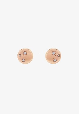Rozen-gouden ronde oorbellen met drie diamantaccenten, die een gestructureerd oppervlak met een gepolijste afwerking creëren.