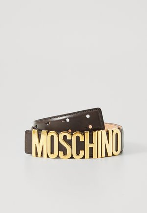 Pruun nahast vöö, millel on suur kuldne metallist "MOSCHINO" logo buckel ja ühtlaselt paiknevad augud reguleerimiseks.