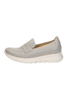 Lichtgrijze instaploafer met gestructureerd bovenwerk, geplooide banddetail en dikke witte rubberen zool met diepe groeven.