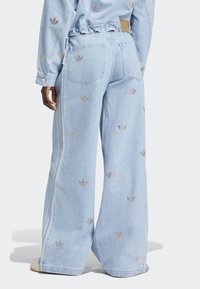 adidas Originals Jeans a zampa - clear blue