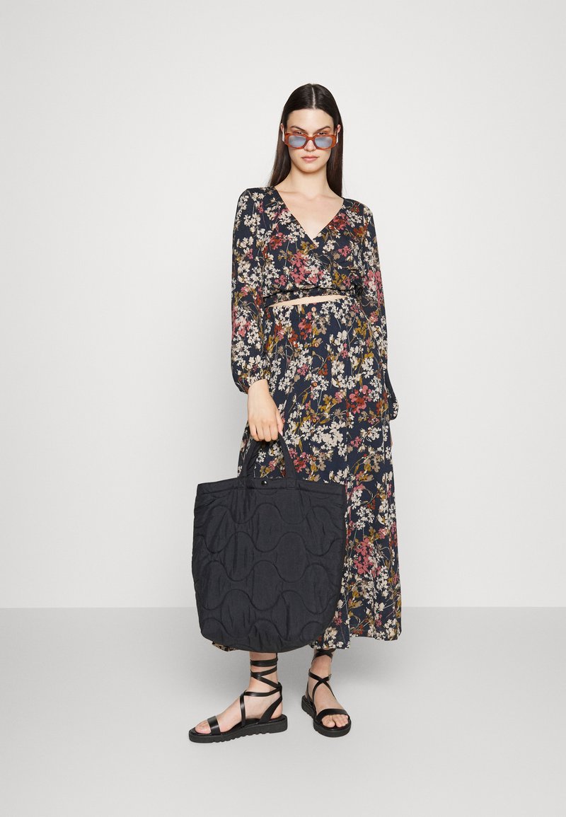 Damen T-Shirts | ONLY Tall ONLPELLA WRAP SMOCK MIX Langarmshirt night sky/wild flowers/dunkelblau - KK61474 Damen T-Shirts | ONLY Tall ONLPELLA WRAP SMOCK MIX Langarmshirt night sky/wild flowers/dunkelblau - KK61474