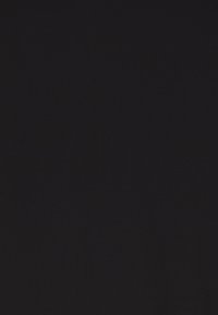 Zwarte stof met een gladde textuur, uniforme kleur en geen zichtbare patronen of details, geschikt voor verschillende textieltoepassingen.