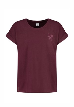 Bordeauxfarbenes kurzärmeliges T-Shirt mit aufgerollten Bündchen und kleinem „SUB LEVEL“-Schriftzug auf der oberen linken Brust, Größe Medium.