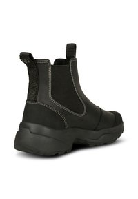 Czarne botki za kostkę z elastycznymi panelami bocznymi, teksturalnymi akcentami i białym przeszyciem, z grubą gumową podeszwą i uchwytami do zakupu.