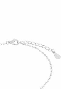 Bracciale in argento con chiusura a moschettone, caratterizzato da un delicato design a maglie e un piccolo tag contrassegnato "925" che indica argento sterling.