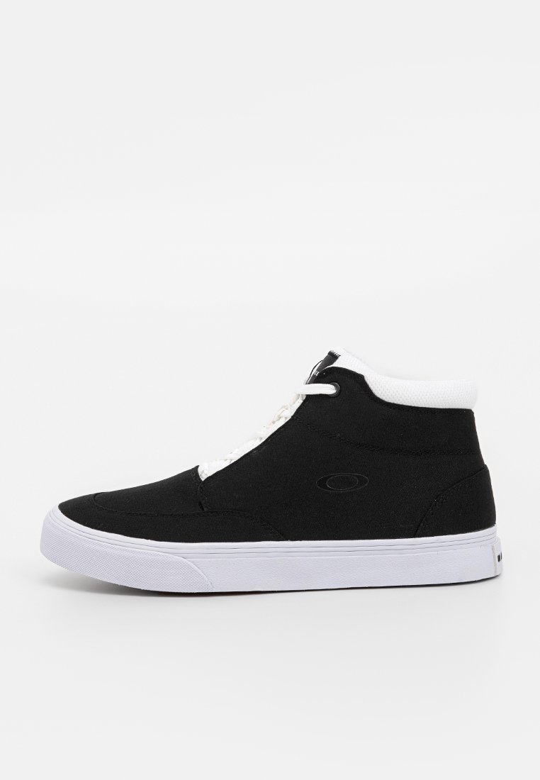Zapatillas altas negras de tela, con parte superior de lona, cordones blancos y suela de goma. Presentan un logo sutil en el lateral y un ribete blanco en el collar.