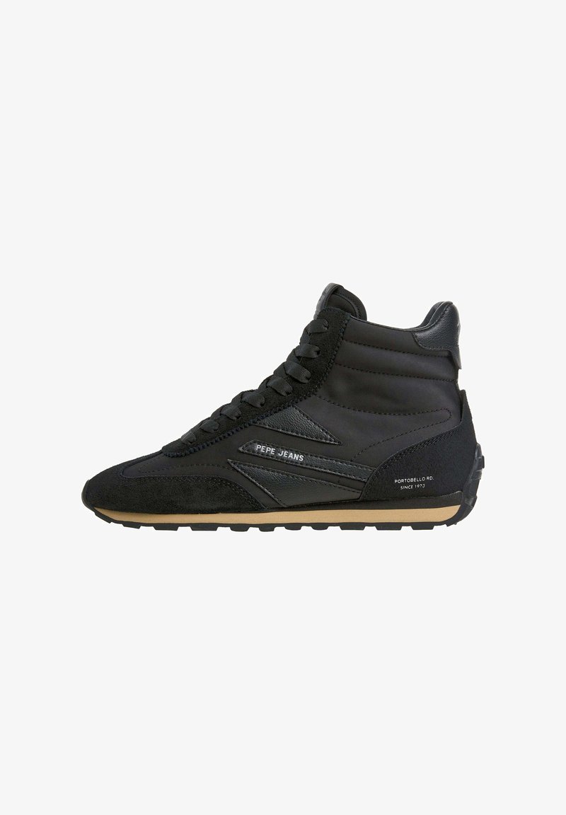 Basket noire montante avec lacets, semelle texturée et marquage "Pepe Jeans" sur le côté et au niveau du talon.