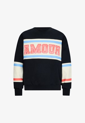 Felpa nera con "AMOUR" in lettere rosse. Strisce orizzontali in blu chiaro, crema e corallo sul petto e sulle maniche. Polsini a coste.