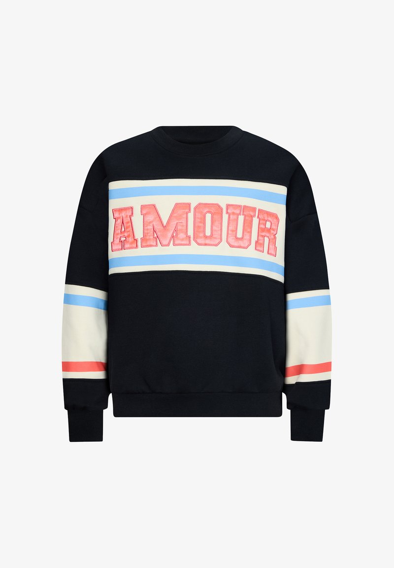 Felpa nera con "AMOUR" in lettere rosse. Strisce orizzontali in blu chiaro, crema e corallo sul petto e sulle maniche. Polsini a coste.