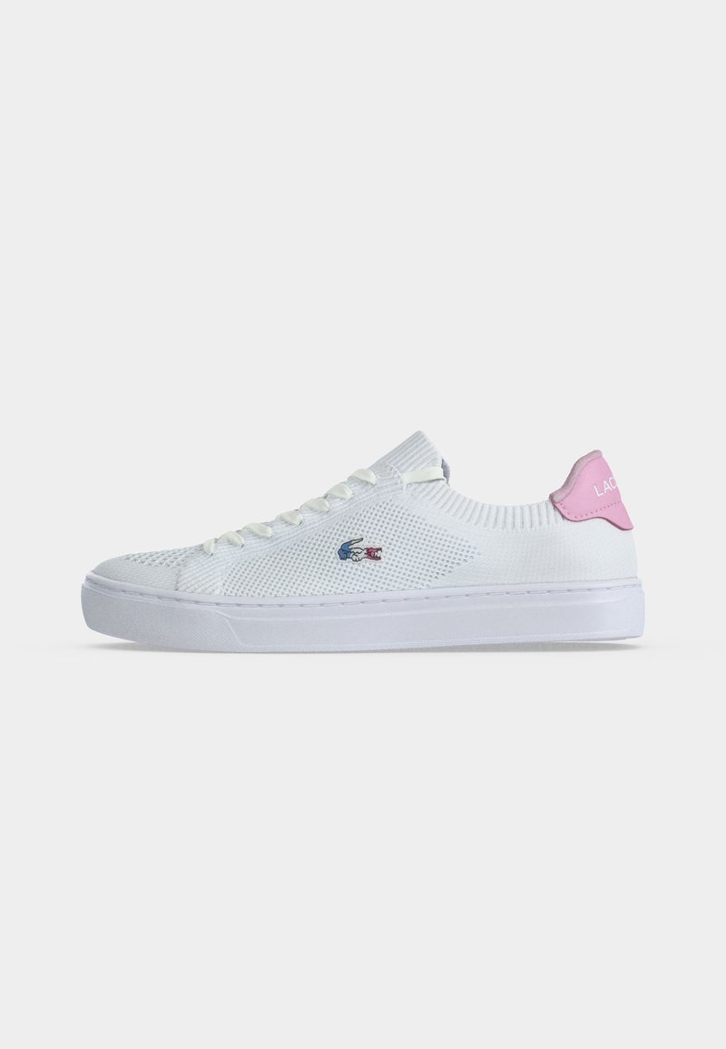 Weißer Low-Top-Sneaker mit gestrickter Textur, weißen Schnürsenkeln, blauem und rotem besticktem Logo an der Seite und rosa Fersenlasche mit Markennamen.
