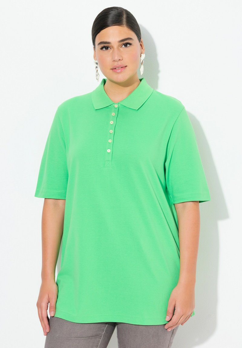 Zielona koszulka polo z kołnierzykiem i zapięciem na guziki. Krótkie rękawy, luźny krój, wykonana z miękkiego, gładkiego materiału.